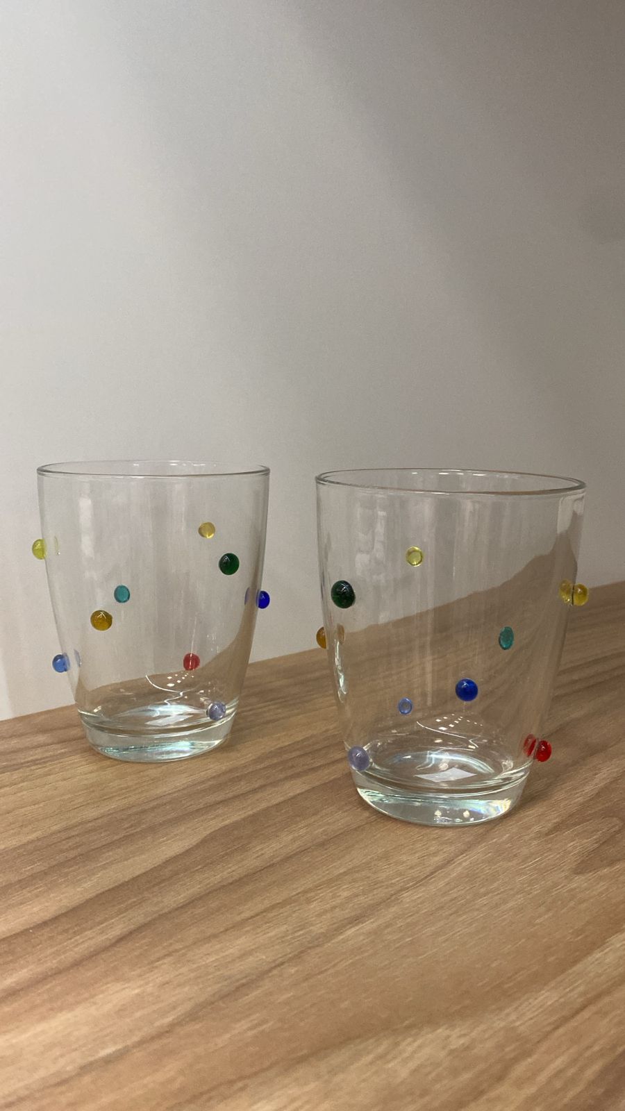 Copo de vidro com esferas coloridas