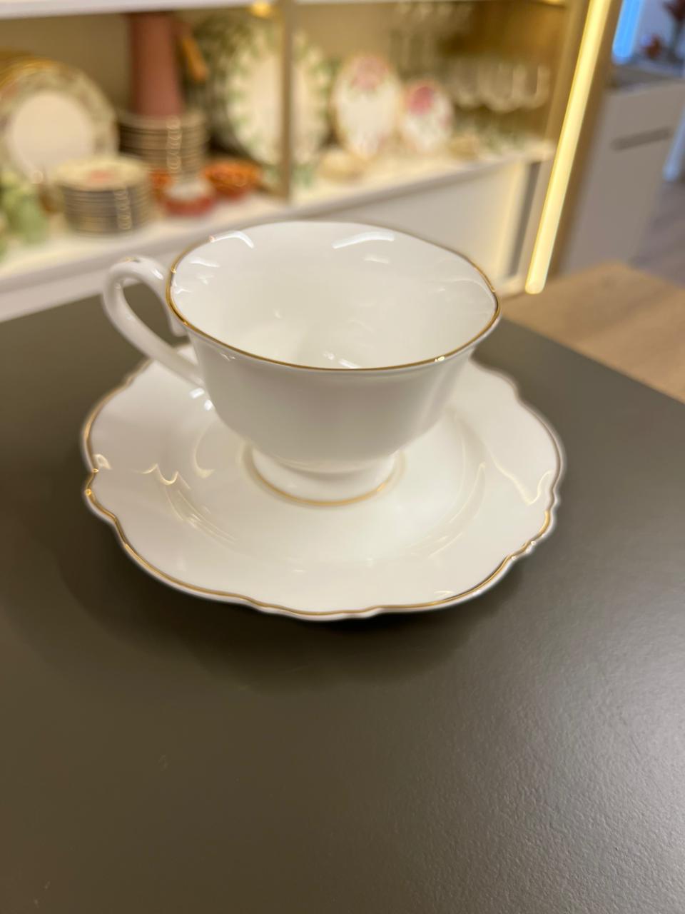 Conjunto com 6 xícaras e pires chá - porcelana - borda dourada