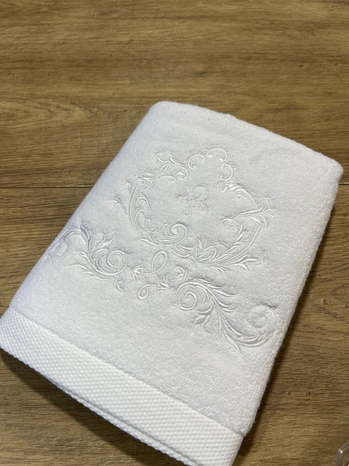 Set toalha de banho, toalha de rosto, lavabo -  bordado branco